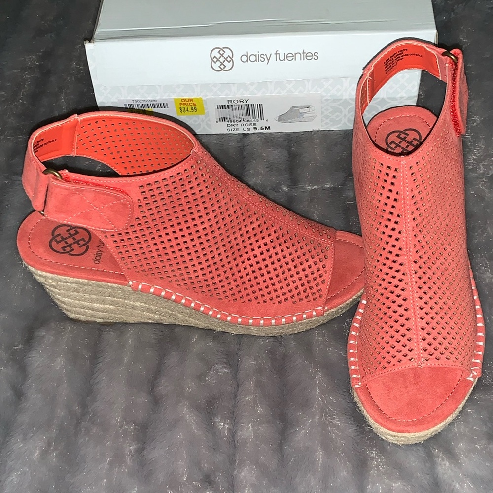 Daisy Fuentes Wedge Sandals Dry Rose Size 9.5